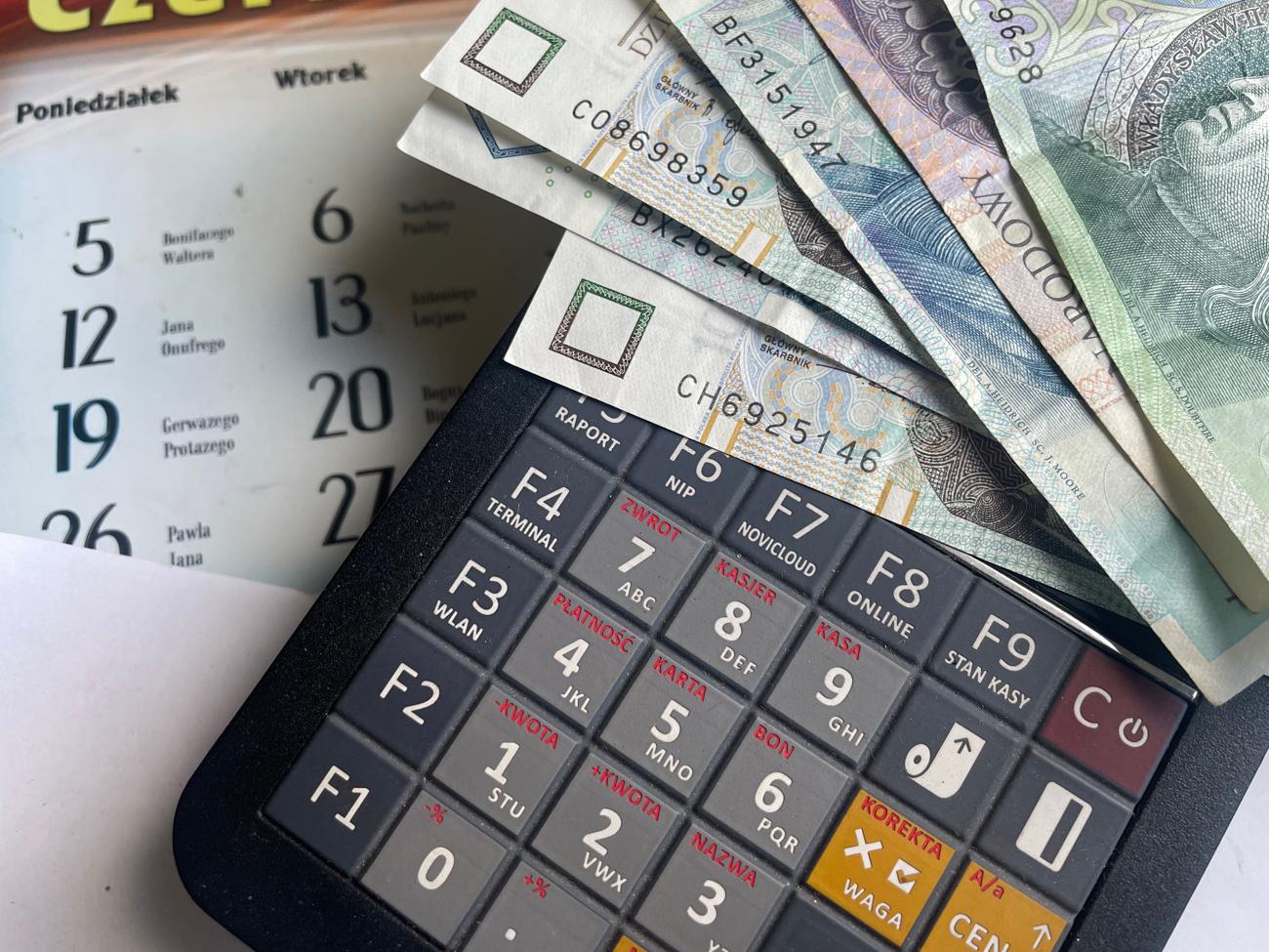 Kalendarz, kalkulator i banknoty na biurku