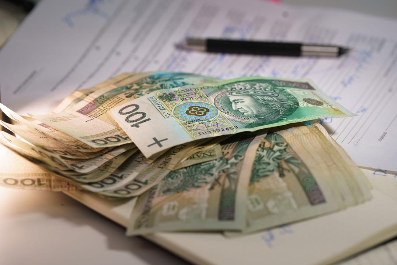 Banknoty i długopis na notesie