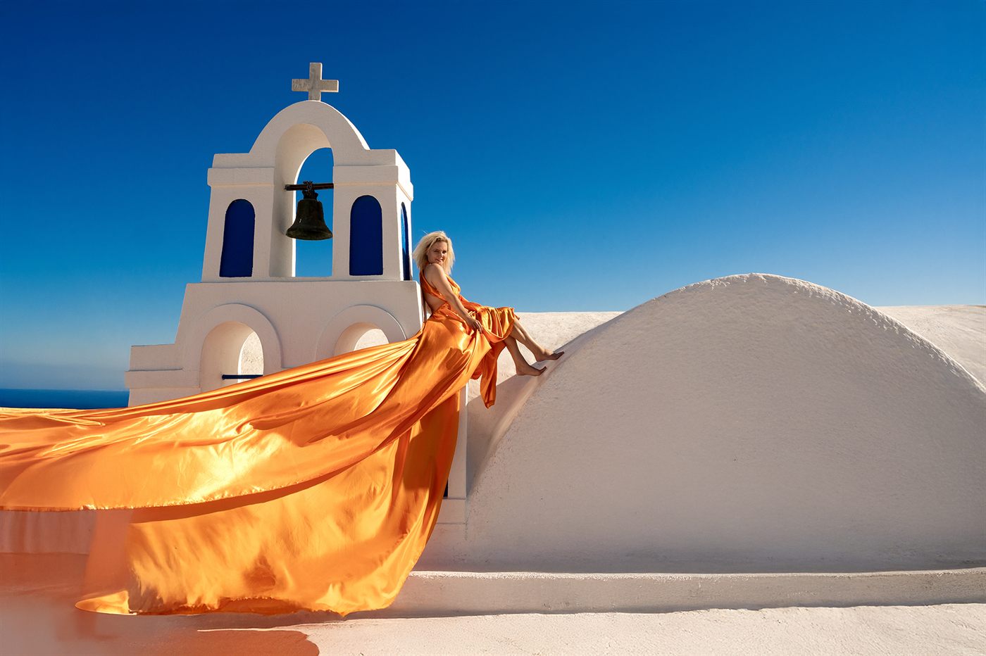Agnieszka w pomarańczowej sukni na Santorini